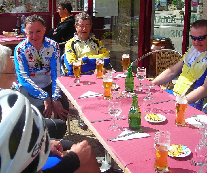 2010-04-27 13 Foret Fouesnant Casse-croute.JPG